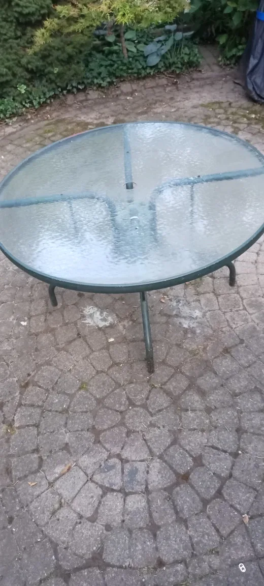 Free Pátio Round Glass Top Table thumbnail