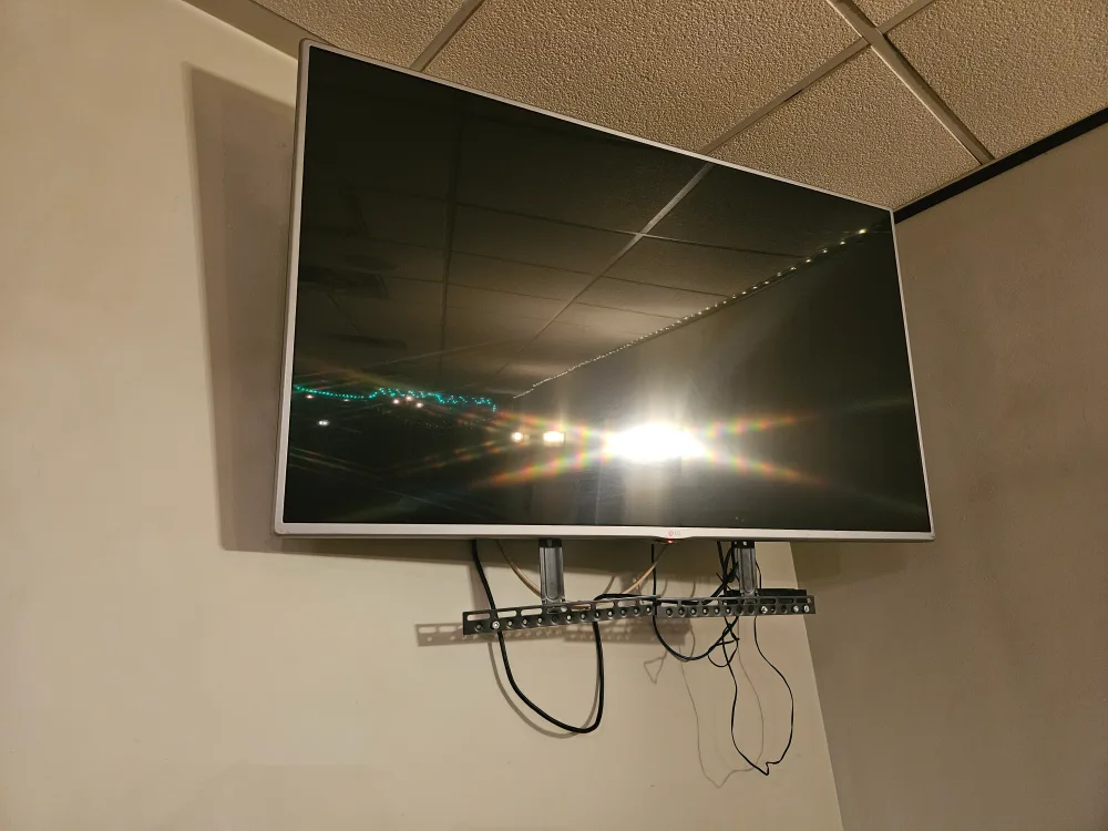 LG TV 55in with wall mount image indicator(2)