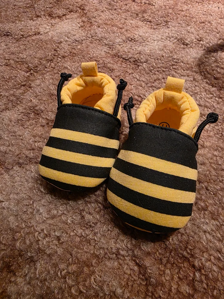 Bee & Paw Print Baby Booties 🇨🇦 thumbnail