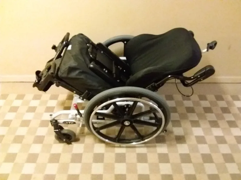 ➡️ Roho Healthcare Tilt Assist Wheelchair w / Table Attachment ♿ image indicator(10)