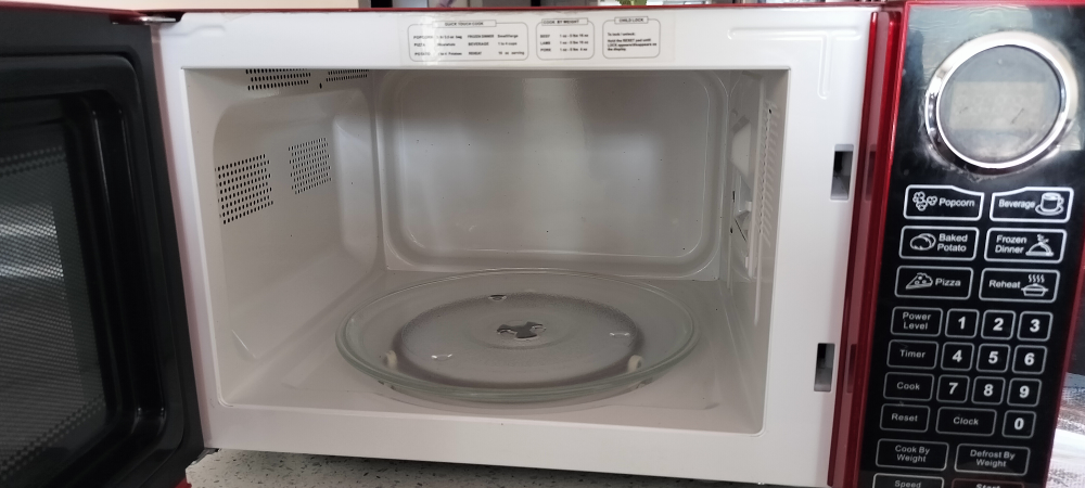 RCA Red Microwave Oven - Model RMW995-RED - photo 4
