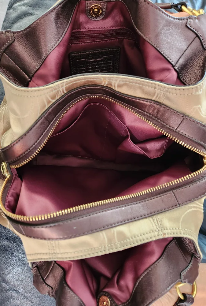 Coach Signature Hobo Bag image indicator(4)