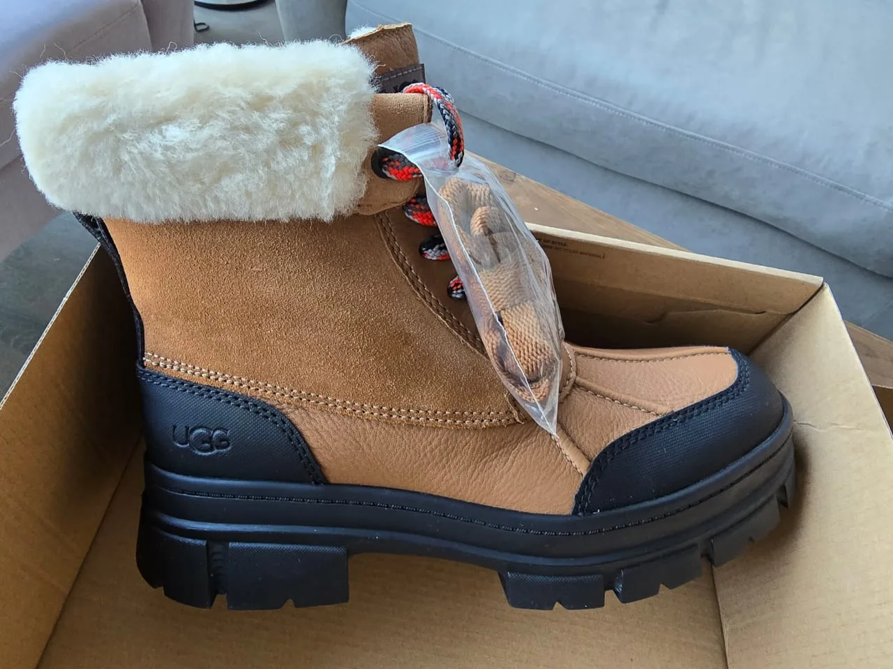 UGG Ridge Mini Boots - Size 9 - Brand New in Box image indicator(4)