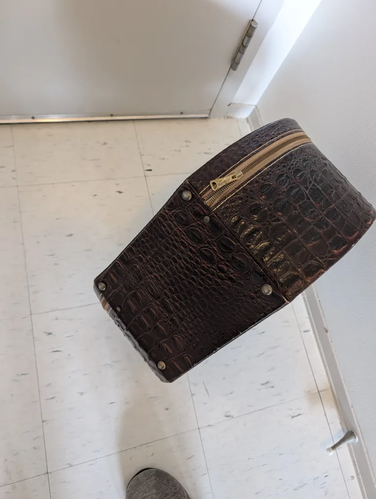 Vintage Brown Croc-Embossed Hat Box image indicator(3)