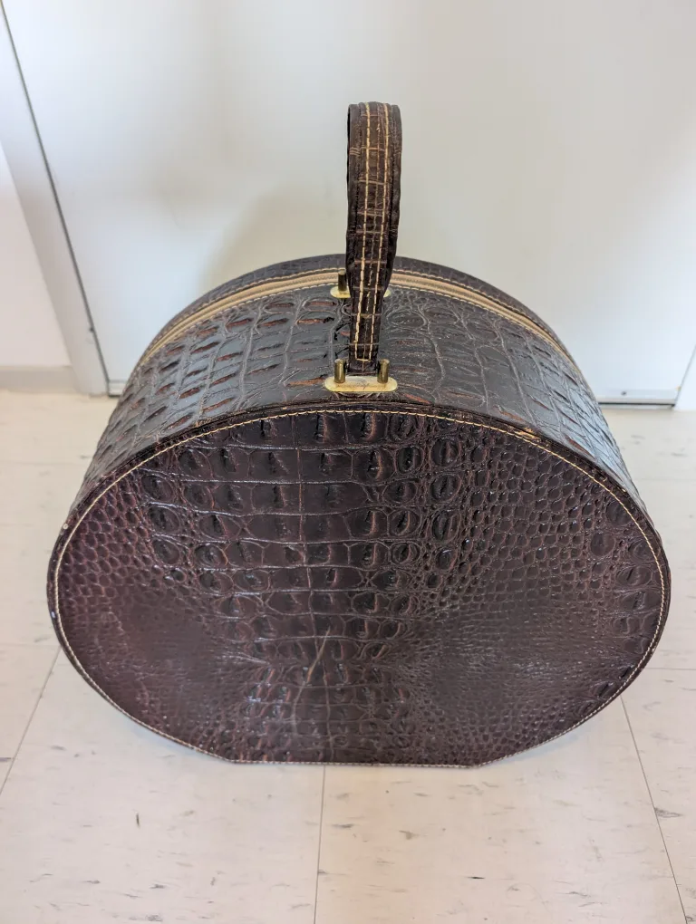 Vintage Brown Croc-Embossed Hat Box image indicator(4)