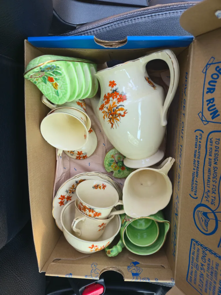 Vintage Tea Set with Floral Design thumbnail