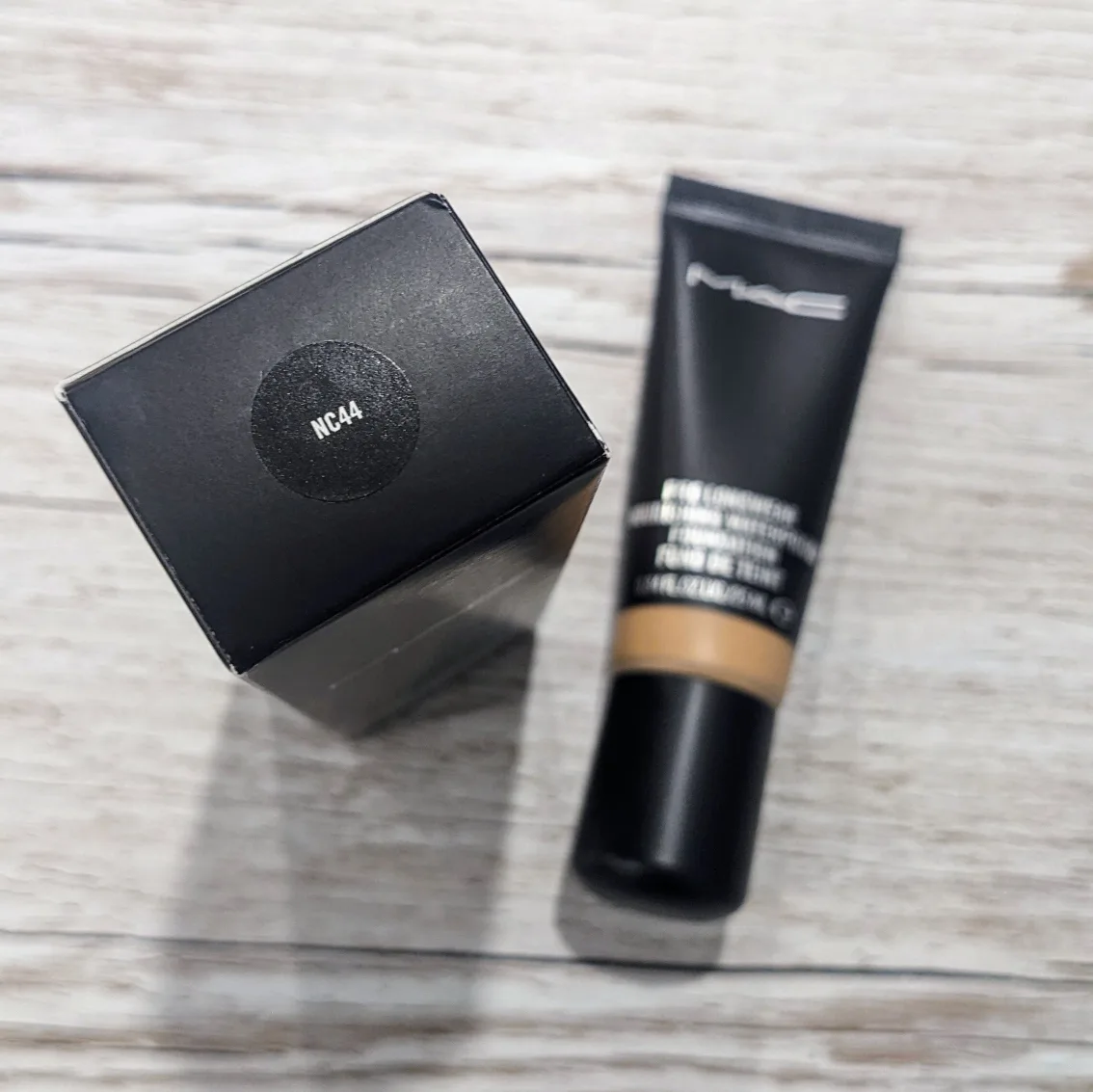 🇨🇦 MAC Pro Longwear Nourishing Waterproof Foundation - NC44 image indicator(2)