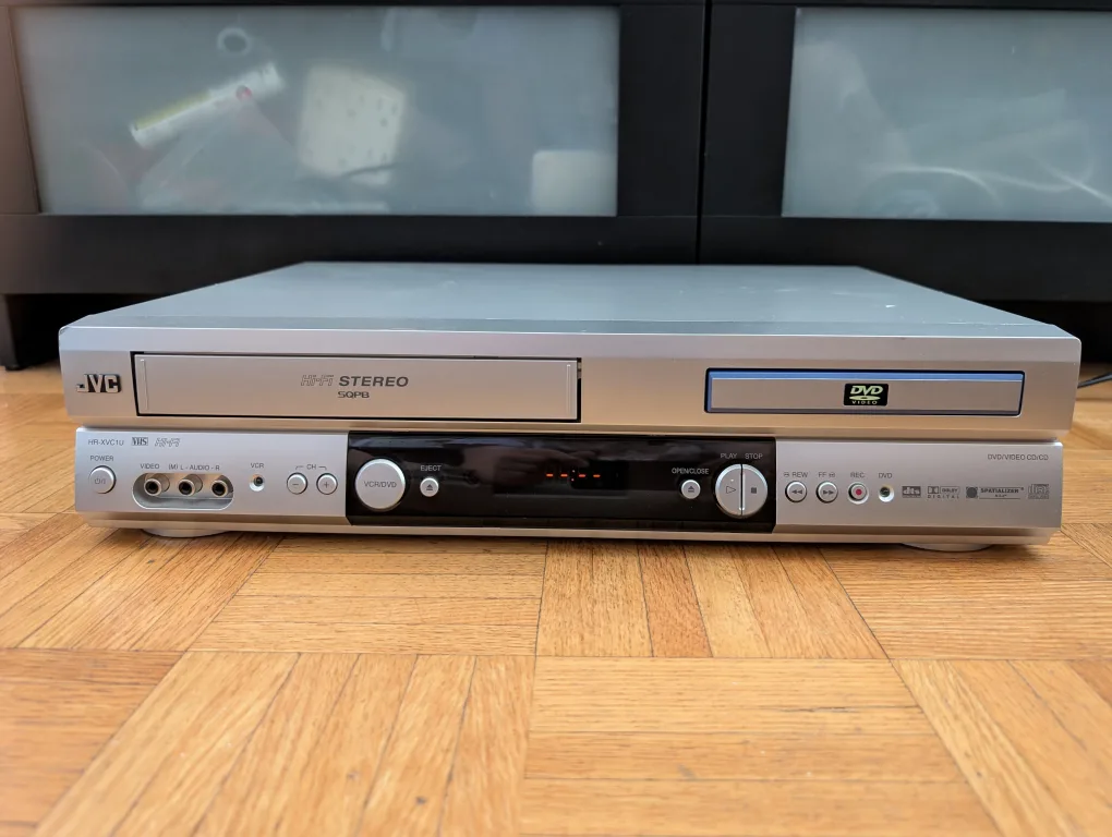 JVC HR-XVC1U DVD/CD/VHS Player thumbnail
