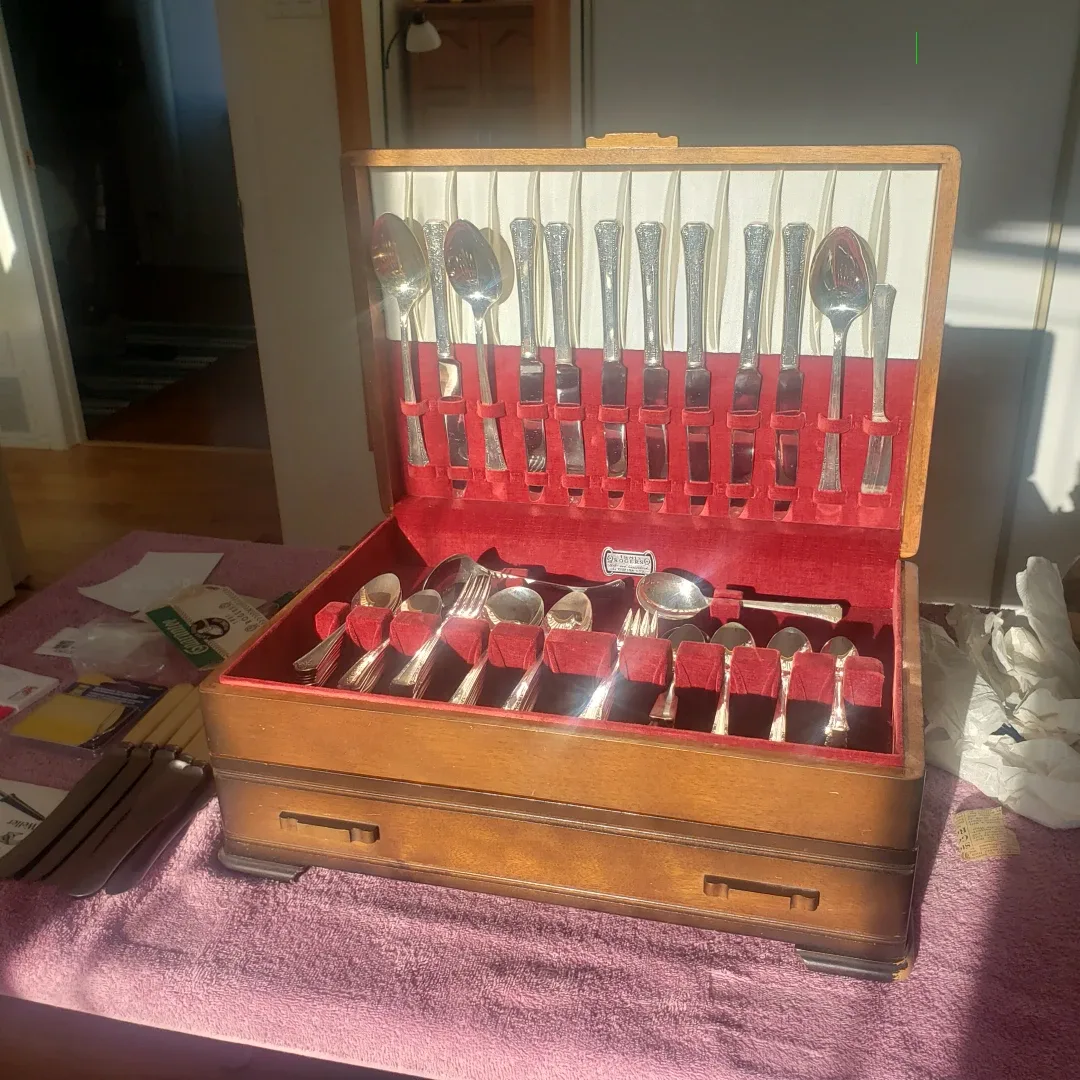 Heirloom Silverware Set in Wooden Case image indicator(3)