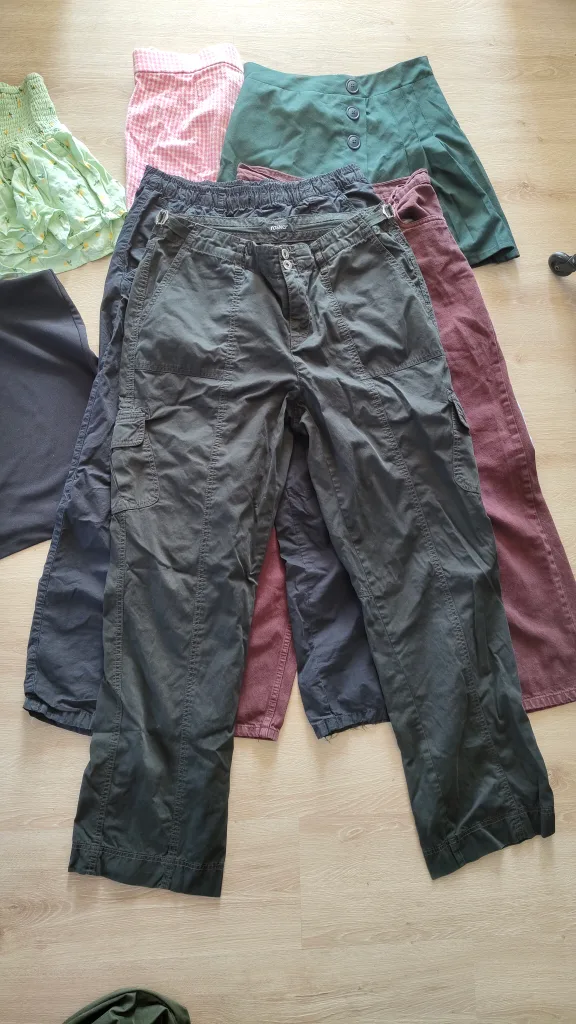 Bundle of Women’s Pants, Skirts & Shorts – Sizes S/M🇨🇦🧡 image indicator(9)