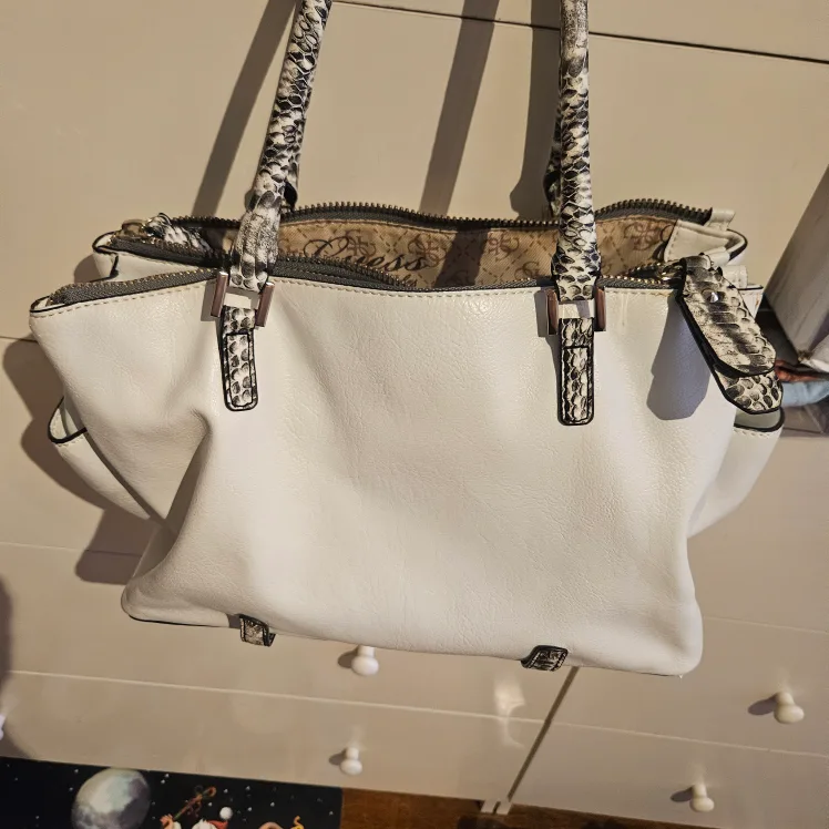 Guess Tote Bag snake printed.New image indicator(2)