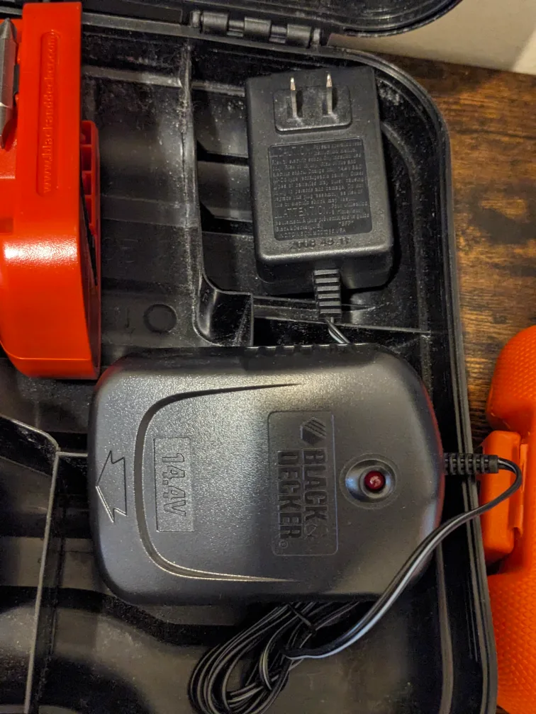 Black & Decker 14.4V Cordless Drill with Case + Bits image indicator(4)