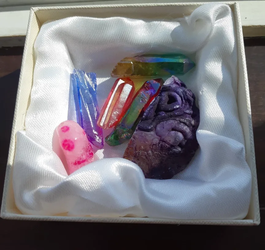 Assorted Crystals & 1 Agate Geode thumbnail