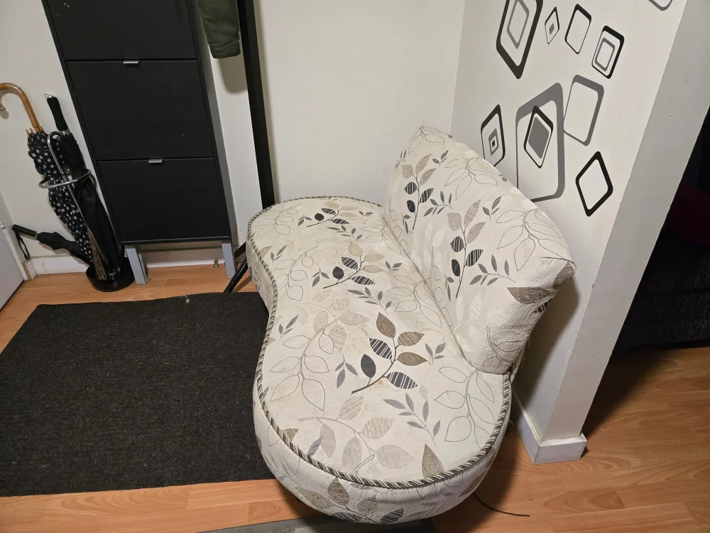 Leaf Pattern Accent Chair/ entrance image indicator(2)