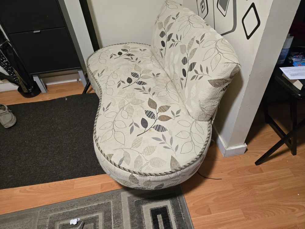 Leaf Pattern Accent Chair/ entrance image indicator(4)