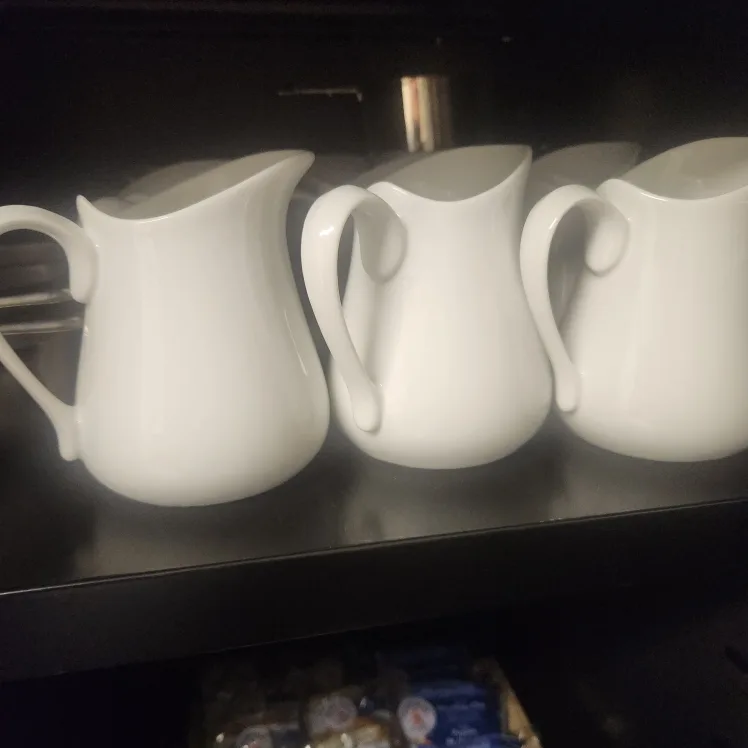 White Ceramic Creamer Pitcher image indicator(4)