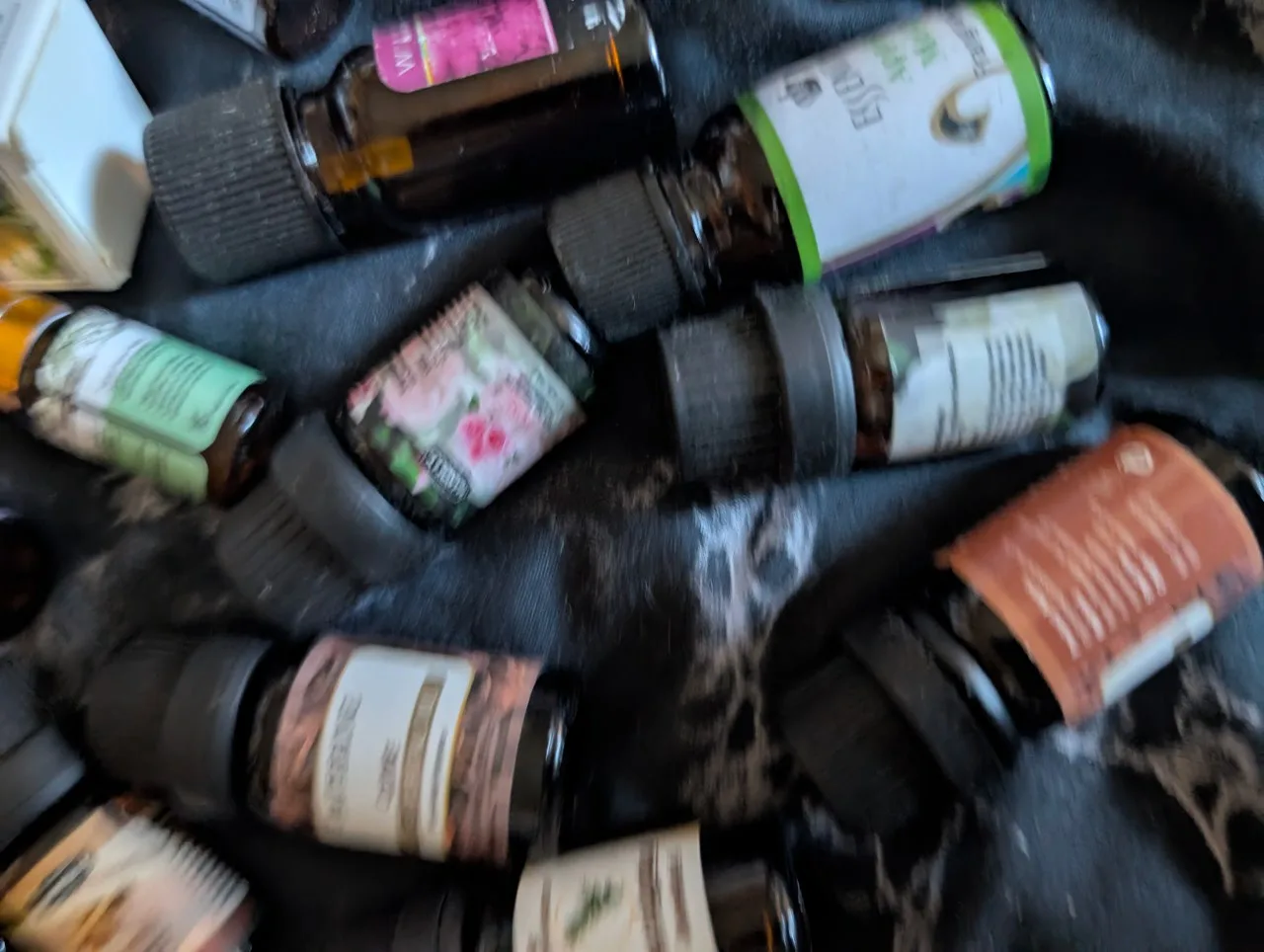 Assorted Essential Oil Collection image indicator(3)