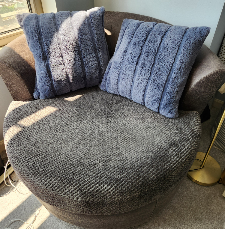 Oversized swivel barrel chair - photo 2
