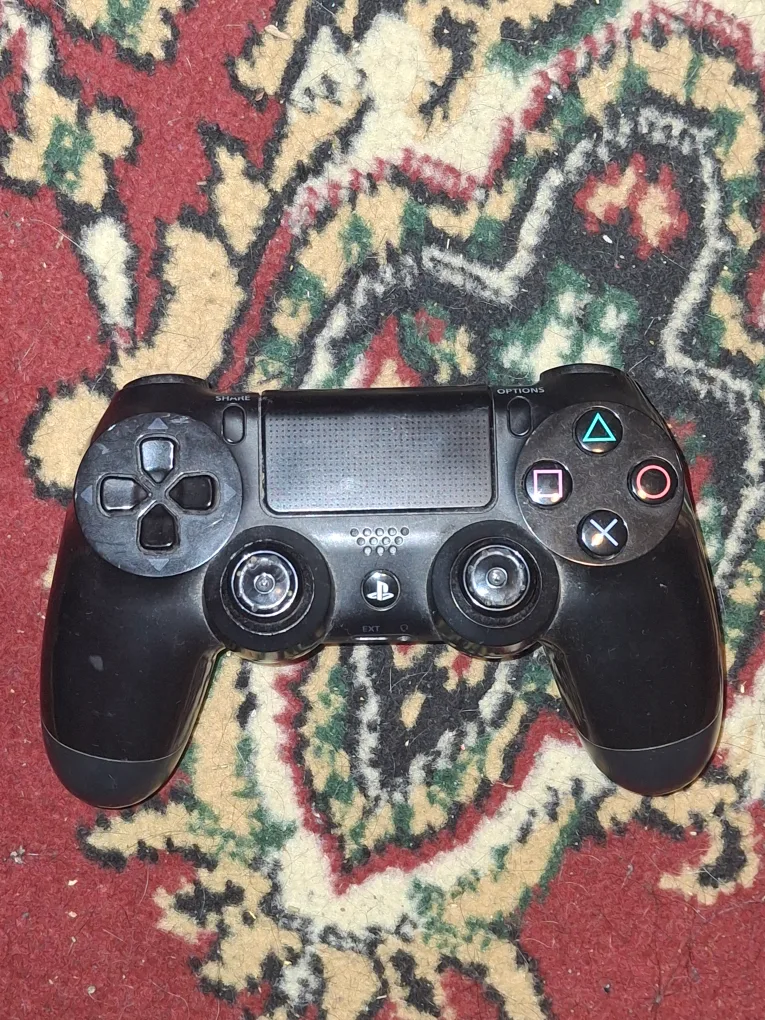 (BROKEN BUT FUNCTIONAL)PS4 Controller. thumbnail