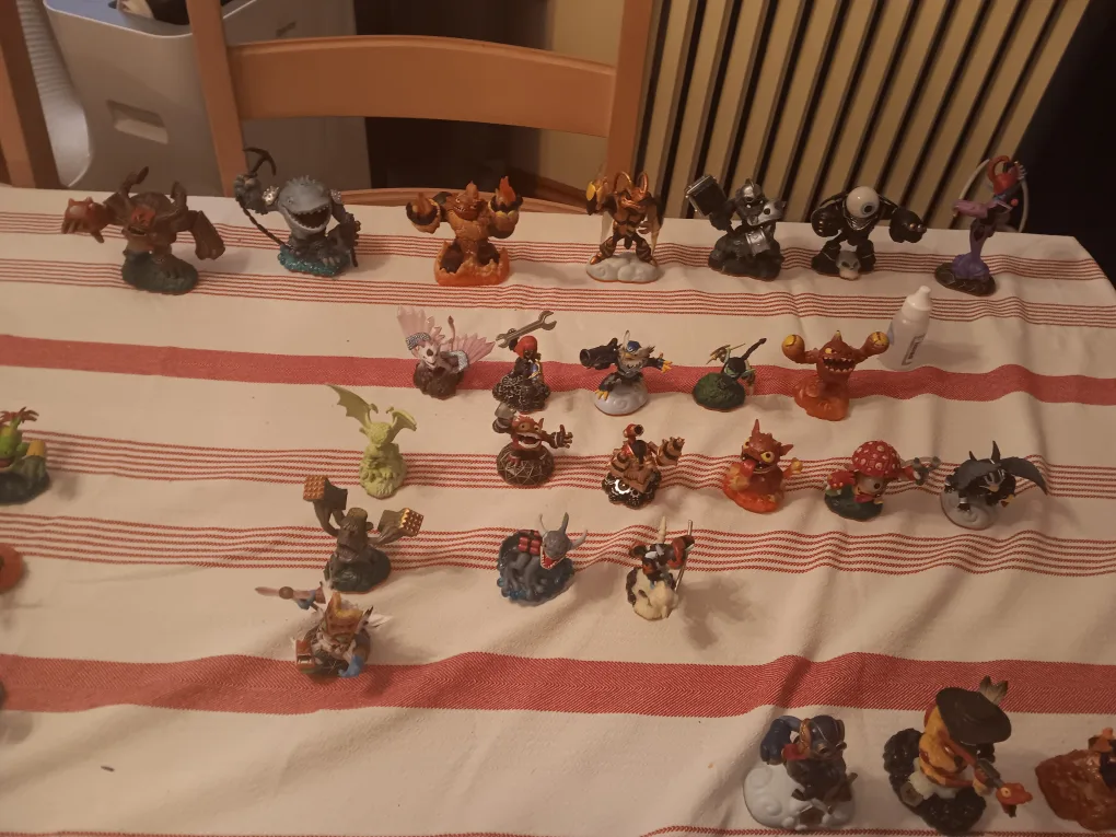 Skylanders Figures Lot image indicator(3)