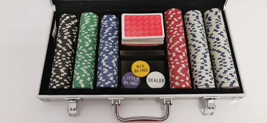 Poker Set with Case image indicator(2)
