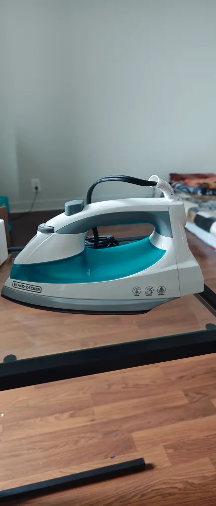 Black+Decker Light 'N Easy Steam Iron thumbnail