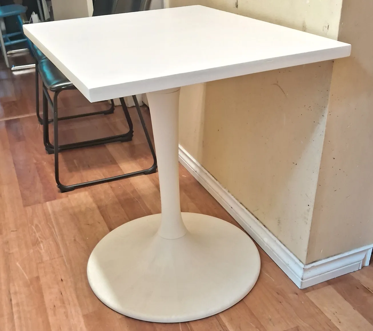 White  dining  Table thumbnail