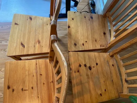Set of 4 Wooden Chairs 🇨🇦 image indicator(2)