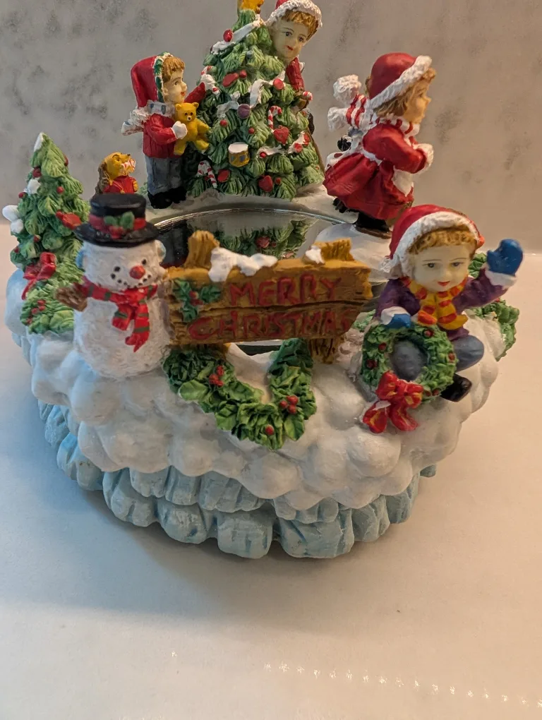 Santa's Skating Pond Wind-up Music Box With Skating Person image indicator(9)