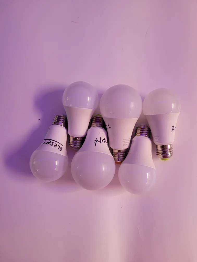 Mixed Lot of LED Light Bulbs smart not 100% working. thumbnail
