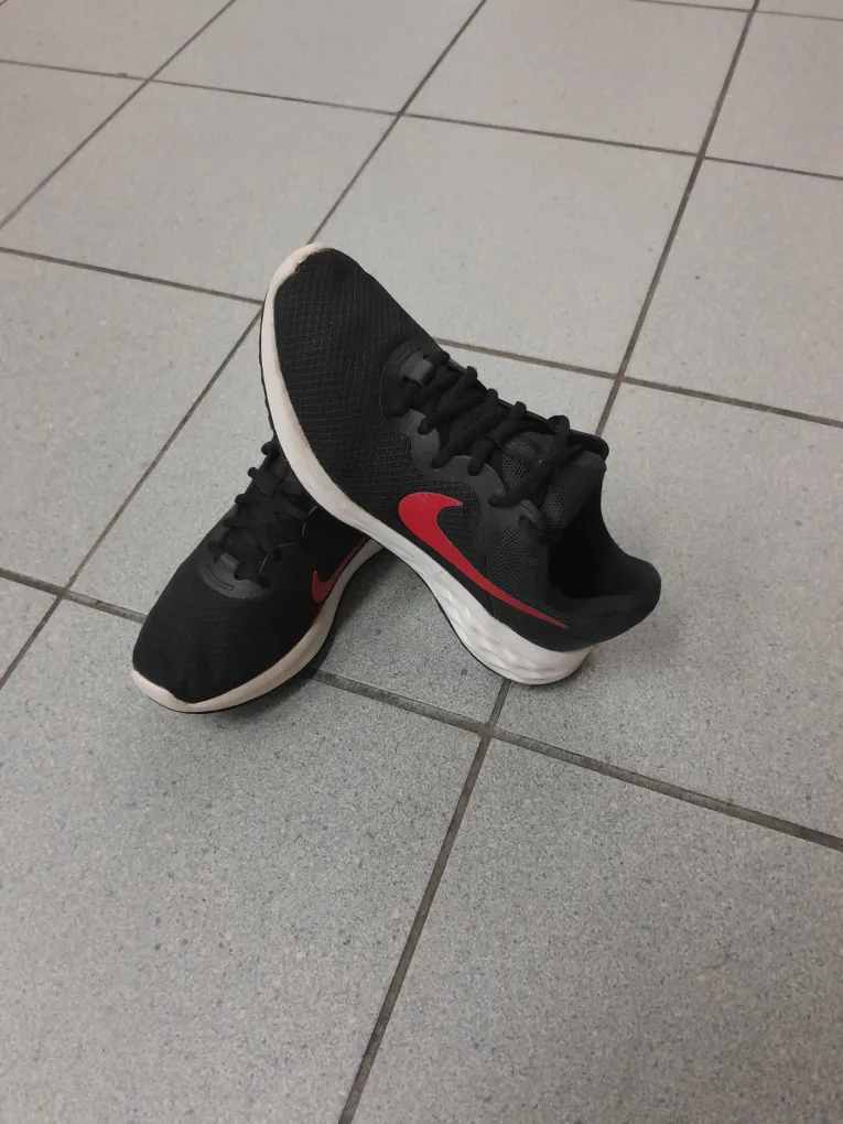 Nike Revolution 6 Running Shoes - Black/Red Size 7 thumbnail