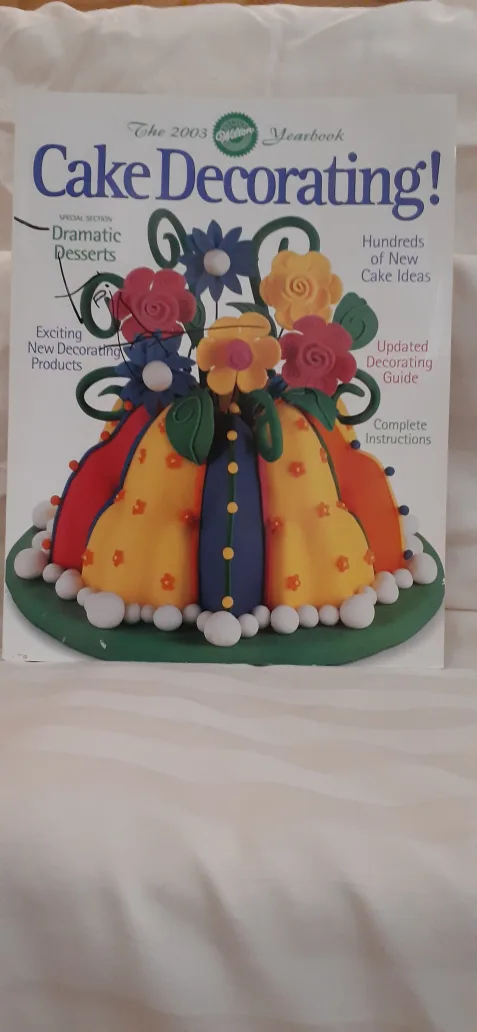 Wilton Dessert Decorator Pro & Cake Decorating Yearbook thumbnail