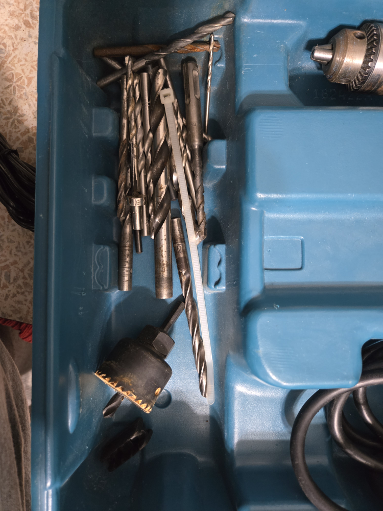 Black & Decker Drill with Case & Drill Bits - photo 2