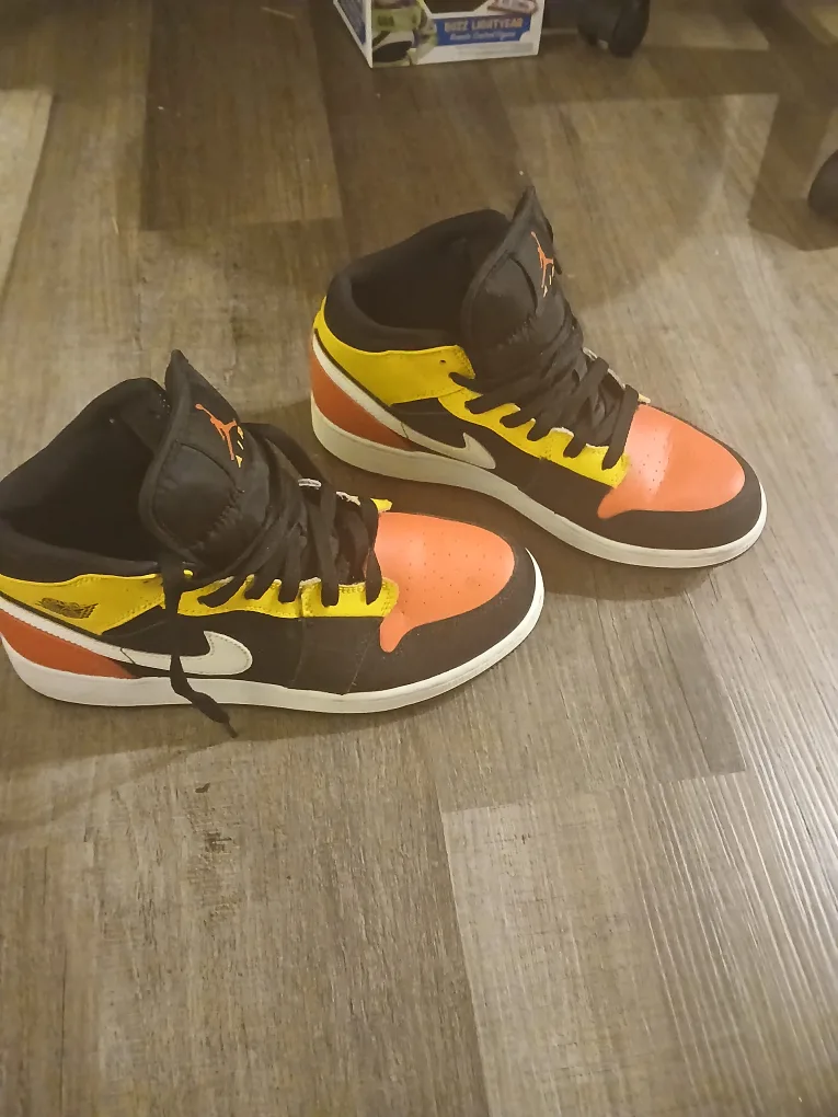 Air Jordan 1 Mid SE Turf Orange thumbnail