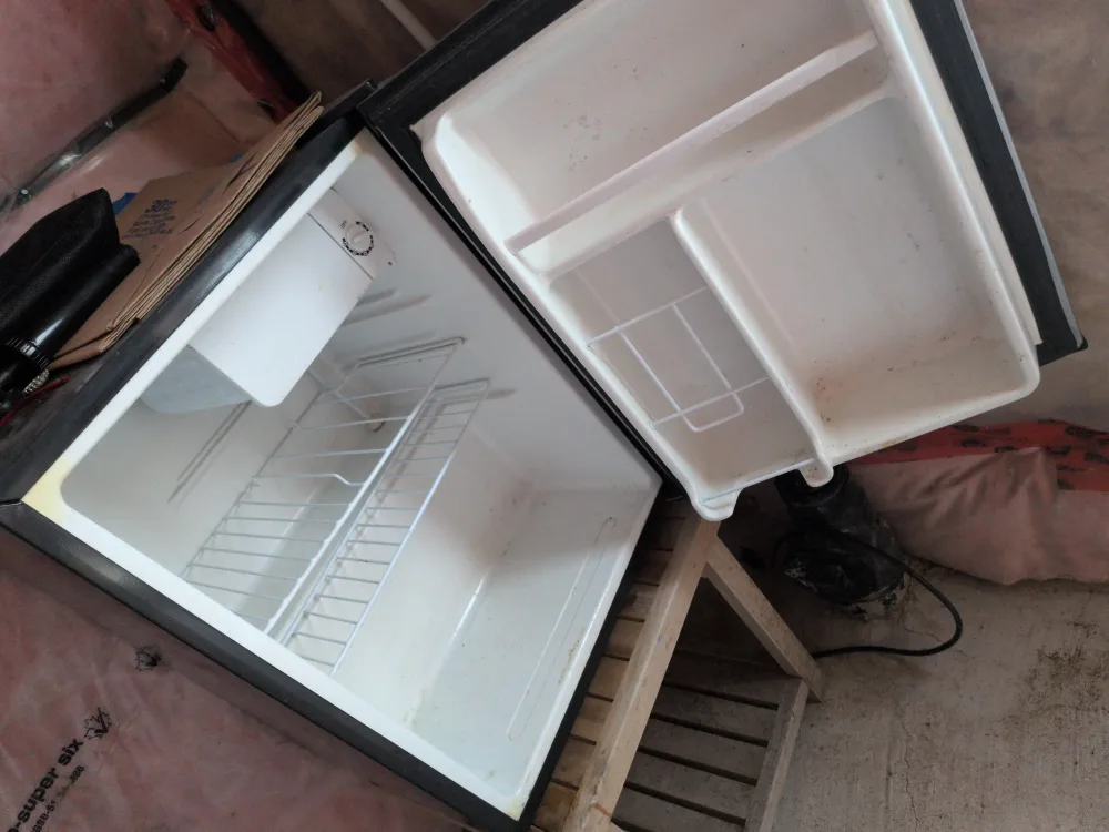 Sanyo Compact Mini Fridge W/ Freezer image indicator(2)