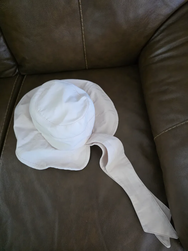 #Freecycle Beige Sun Hat with Ties  🥕 thumbnail