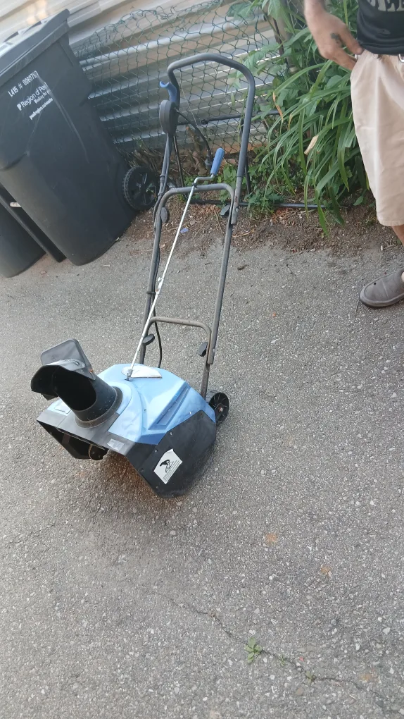 🍀🇨🇦 Electric Snow Thrower image indicator(3)