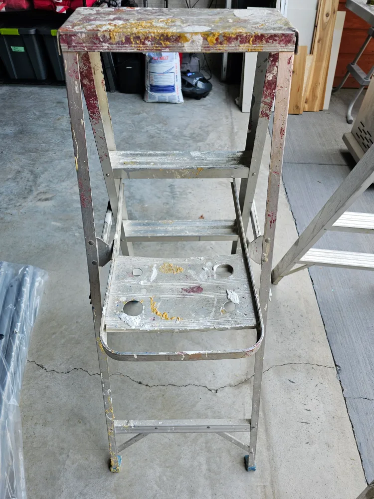 Used Aluminum Step Ladder image indicator(3)