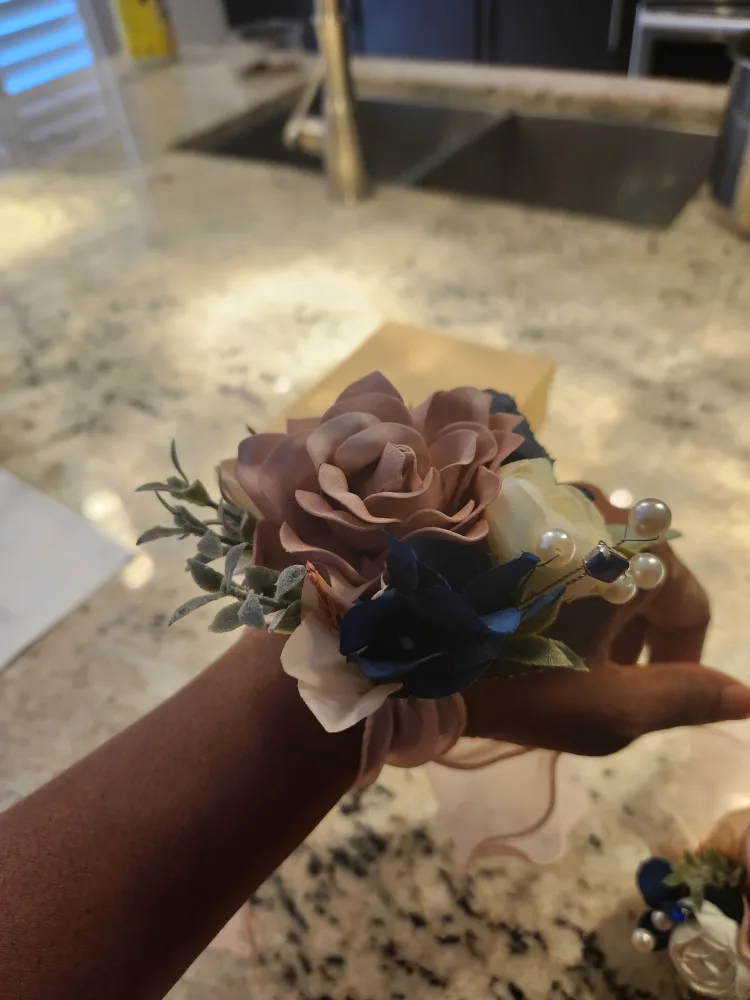 Ling Moments Floral Corsage Set in Box image indicator(4)