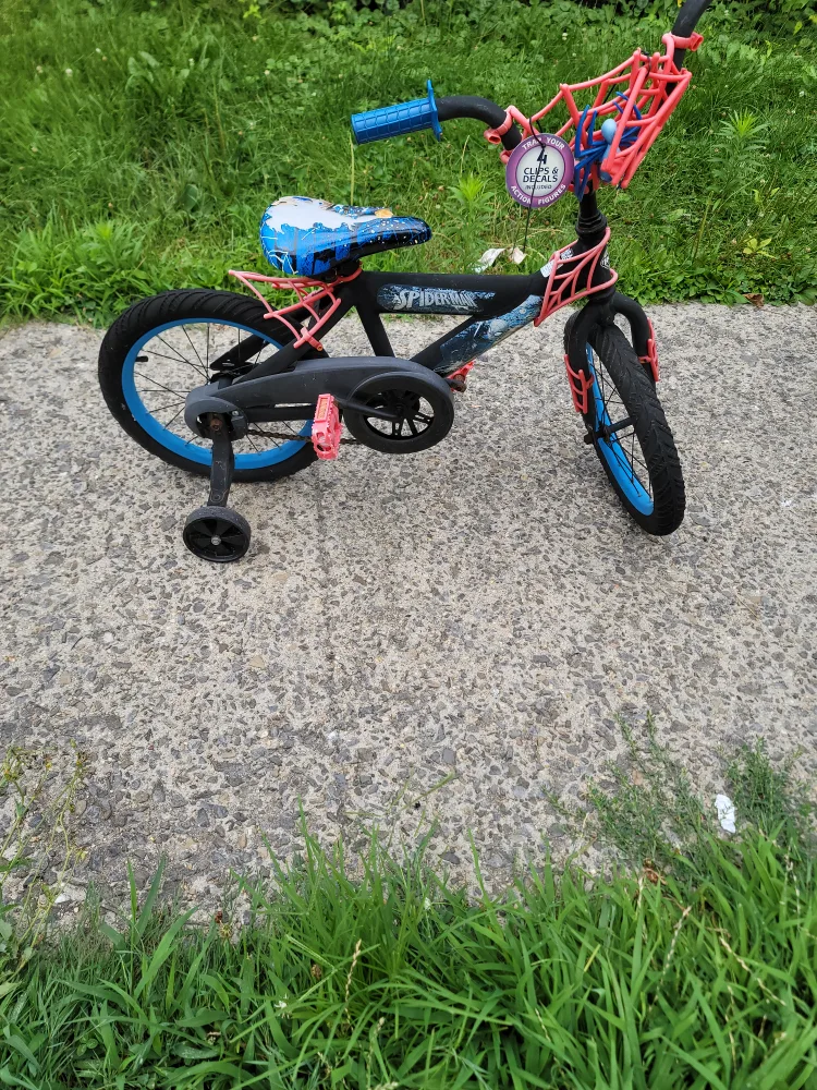 Spider-Man 16-inch Kids Bike with Training Wheels thumbnail