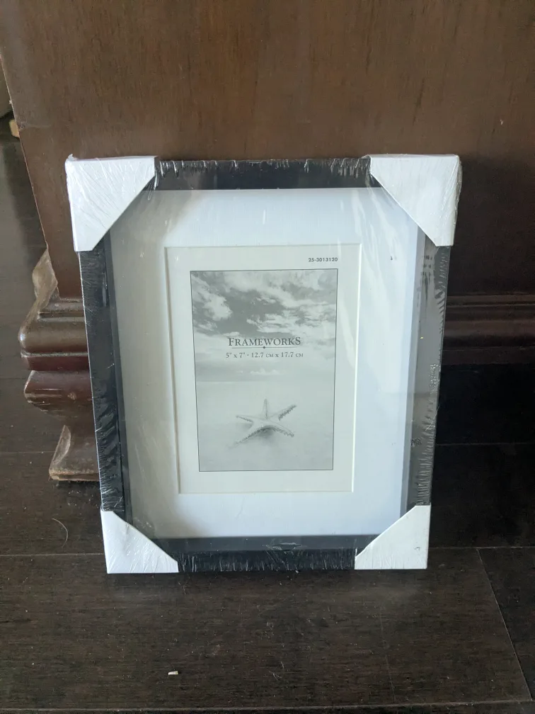 Frameworks 5x7 Picture Frame - New in Packaging! thumbnail