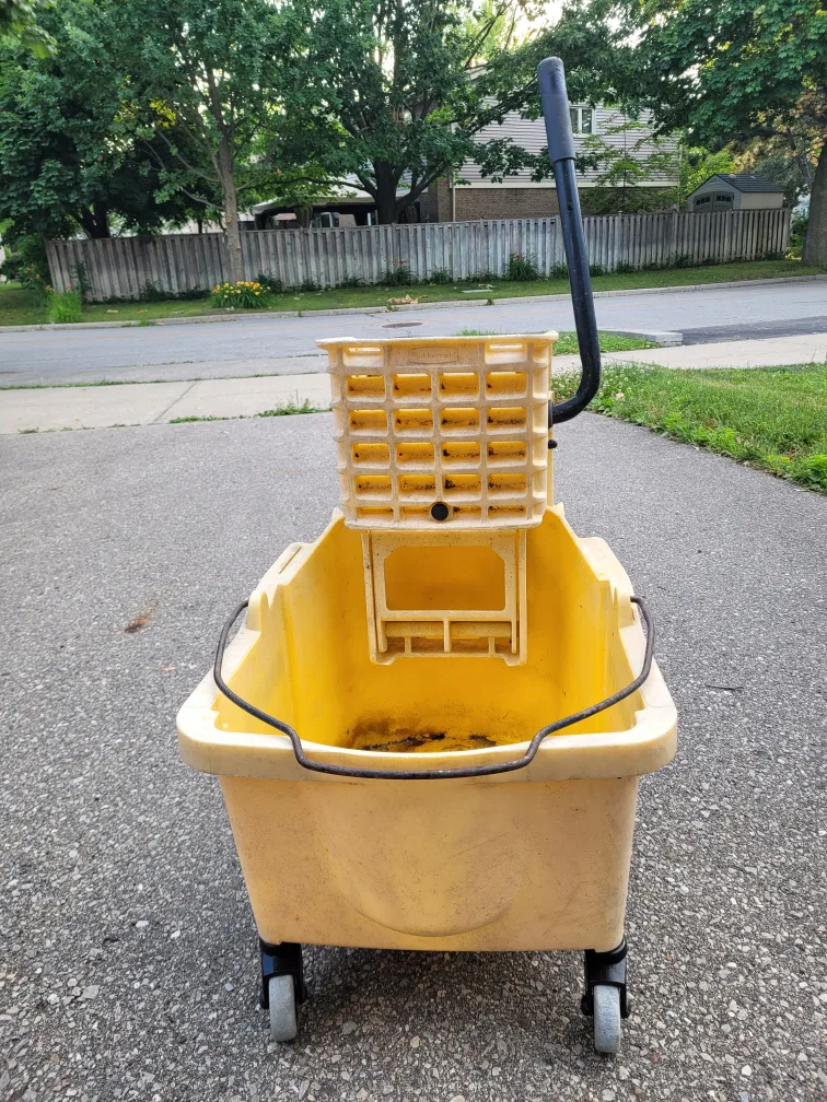 Rubbermaid Brute Mop Bucket with Wringer 🇨🇦 image indicator(2)