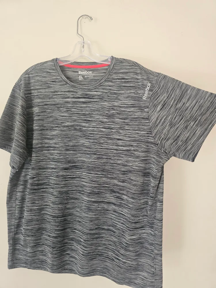 Reebok XL Gray T-Shirt thumbnail
