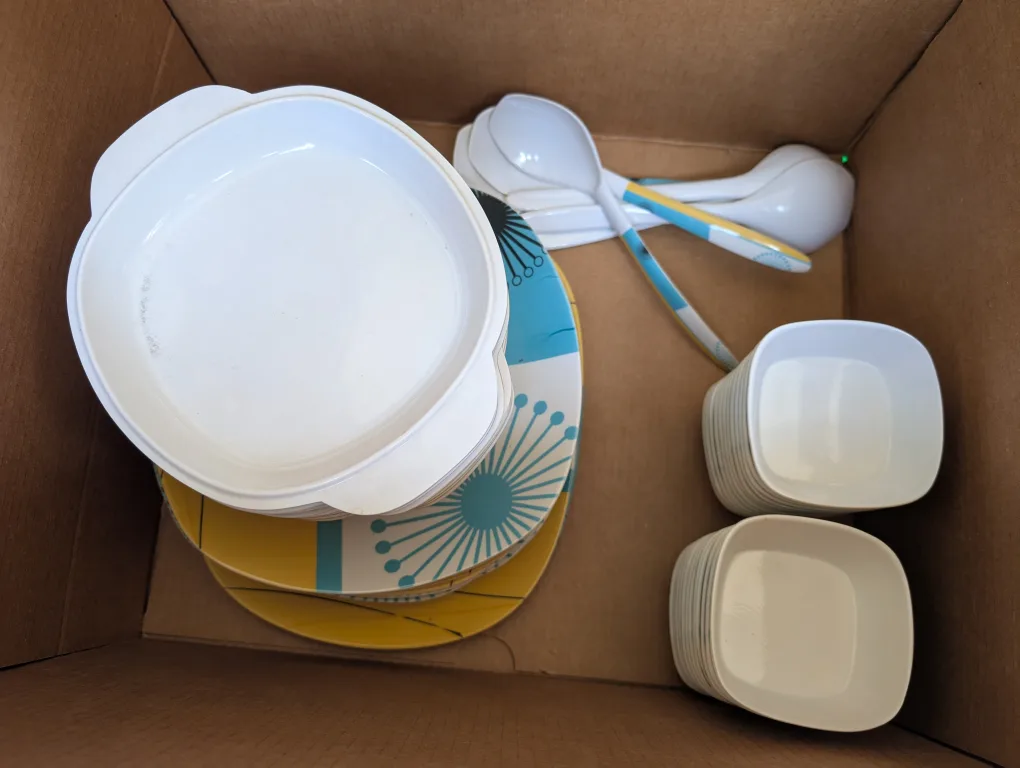 Retro Style Dishes Set thumbnail