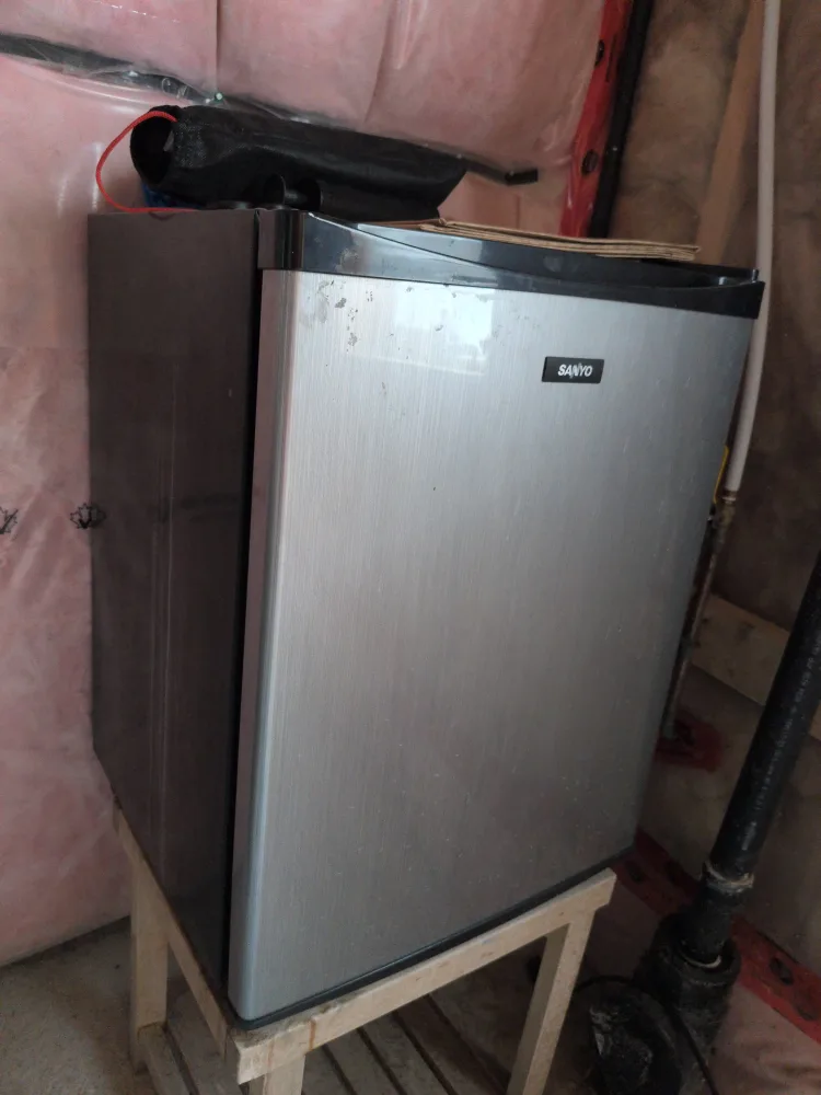 Sanyo Compact Mini Fridge W/ Freezer thumbnail