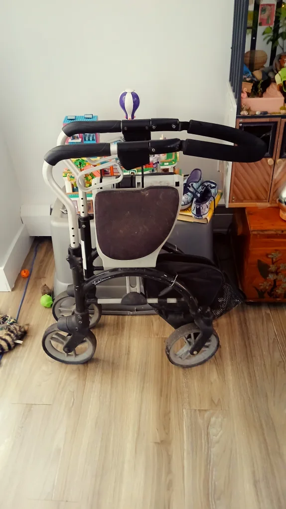 Walker with Seat & Basket image indicator(6)