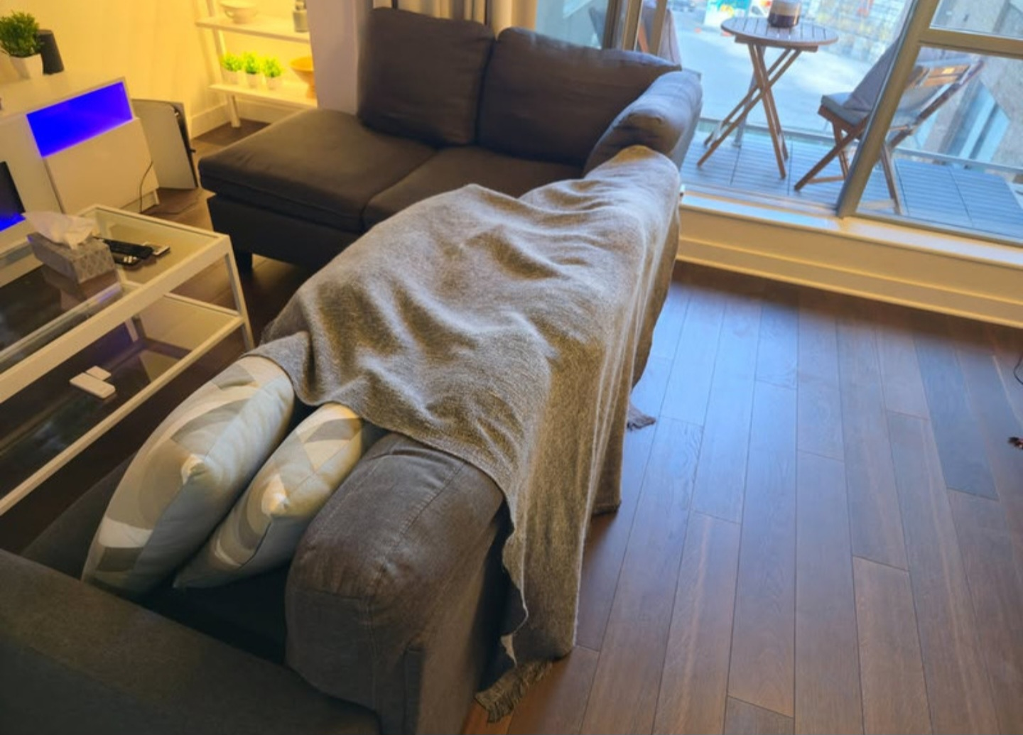 Soft Grey Throw Blanket – Modern Look