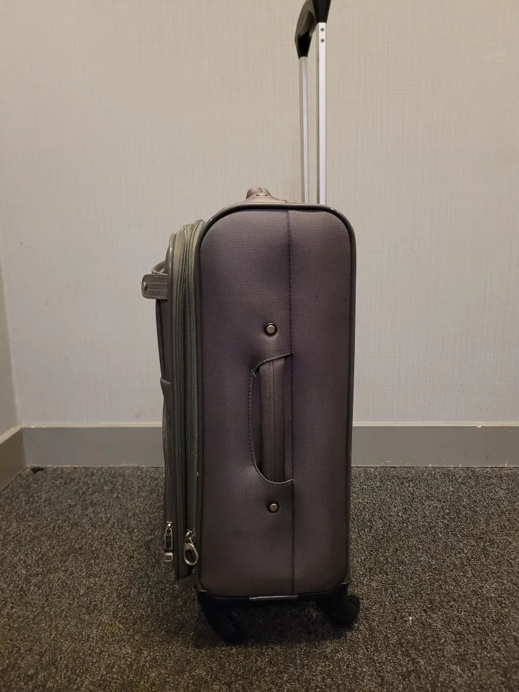 Samsonite Rolling Suitcase - Carry-on Size image indicator(2)