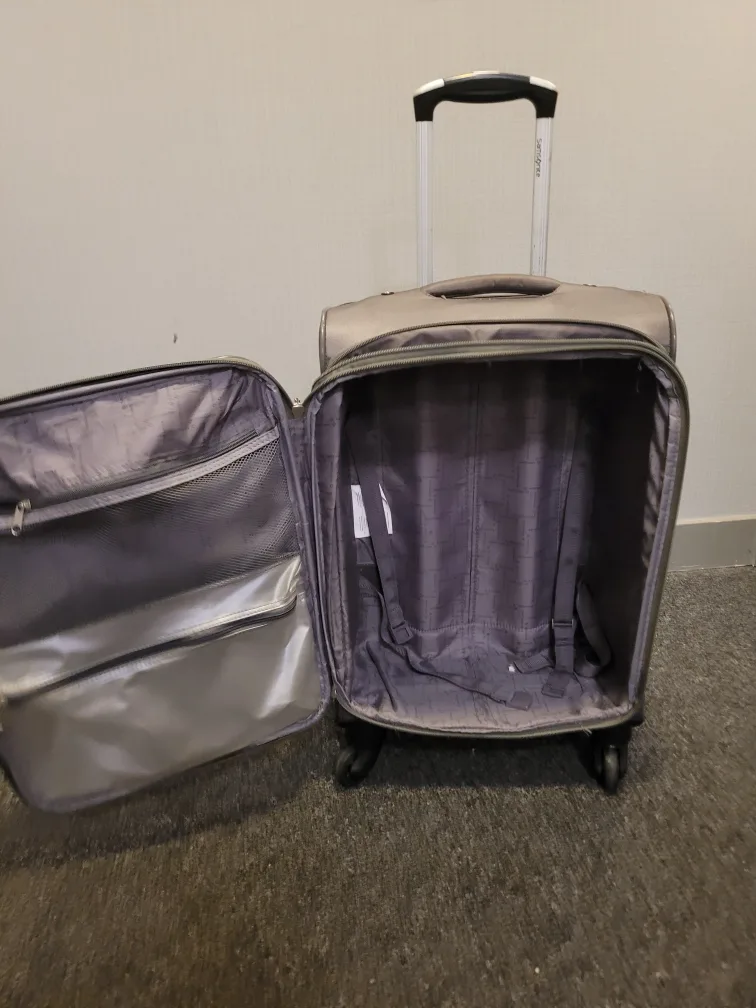 Samsonite Rolling Suitcase - Carry-on Size image indicator(3)