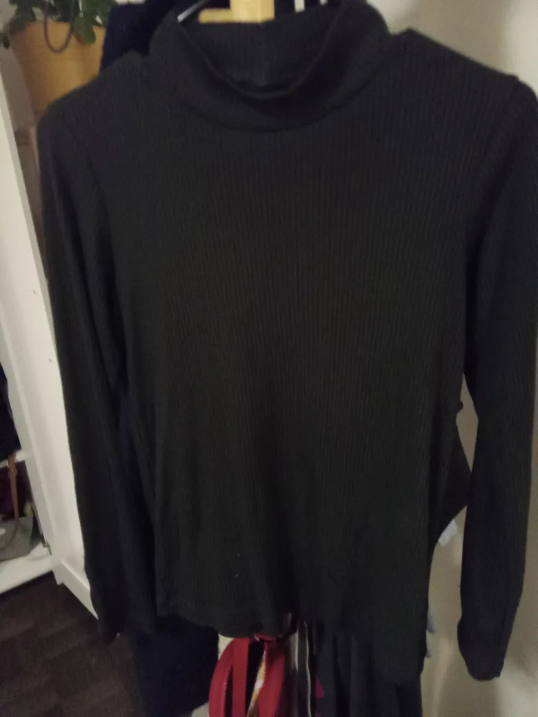 Uniqlo Black Ribbed Turtleneck - Size M thumbnail